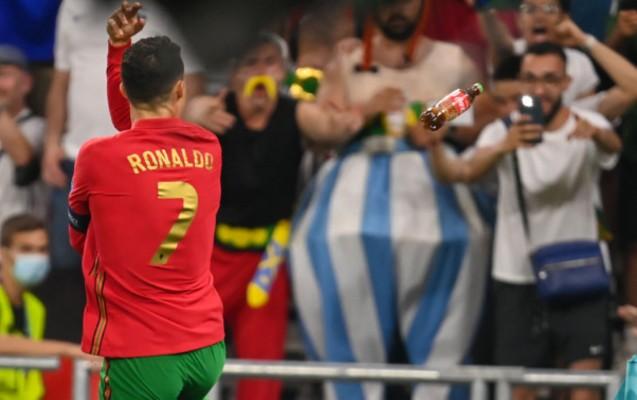 Azarkeşlər Ronaldoya &ldquo;Coca-cola&rdquo; atdılar